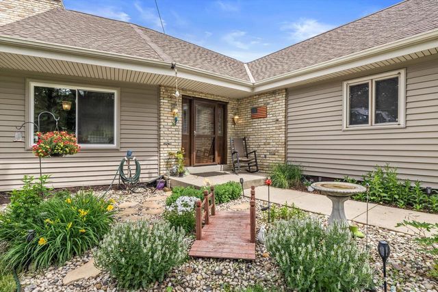 210 Prairie View DRIVE, North Prairie, WI 53153