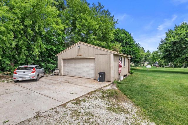 210 Prairie View DRIVE, North Prairie, WI 53153