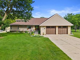 210 Prairie View DRIVE, North Prairie, WI 53153