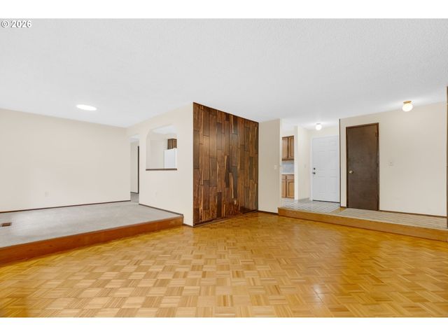 211 Sw ROYAL Ct, Gresham, OR 97030