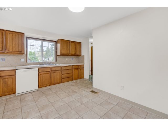 211 Sw ROYAL Ct, Gresham, OR 97030