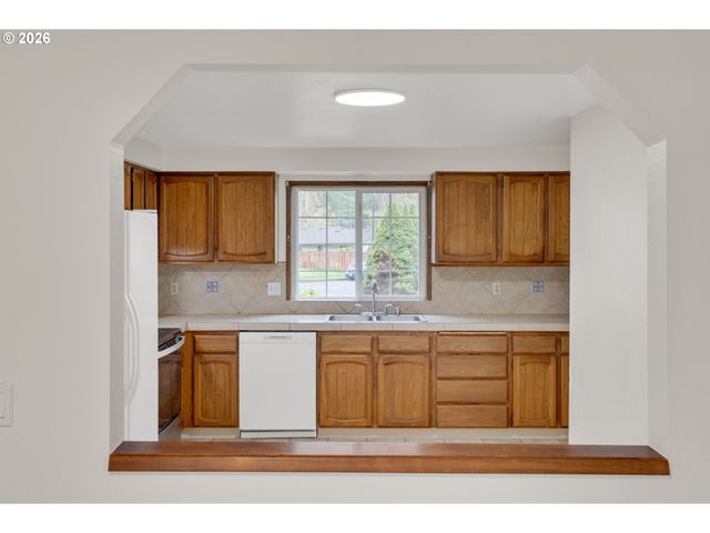 211 Sw ROYAL Ct, Gresham, OR 97030