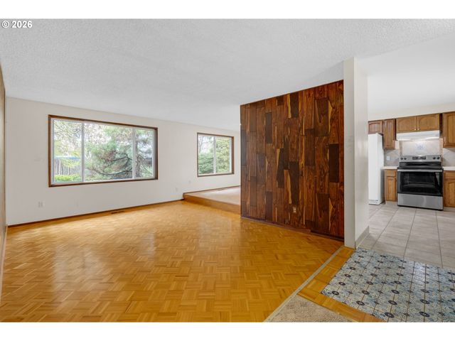 211 Sw ROYAL Ct, Gresham, OR 97030