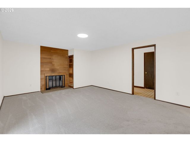 211 Sw ROYAL Ct, Gresham, OR 97030