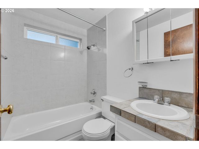 211 Sw ROYAL Ct, Gresham, OR 97030