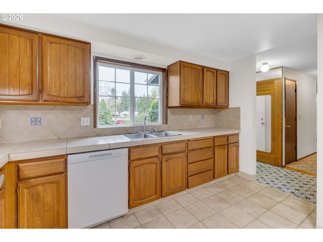 211 Sw ROYAL Ct, Gresham, OR 97030