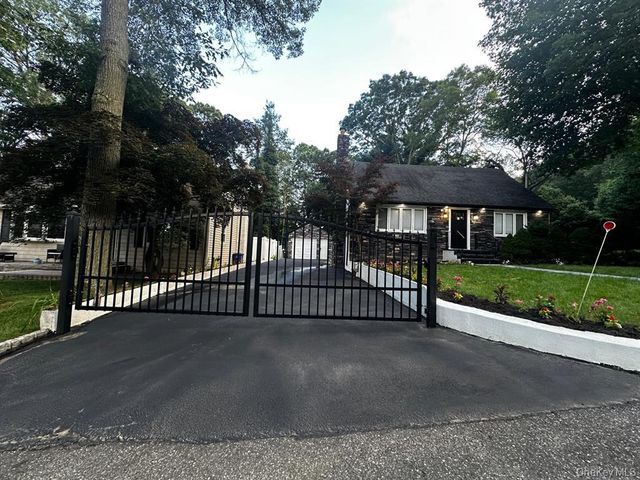 18 Davis Street, Melville, NY 11747