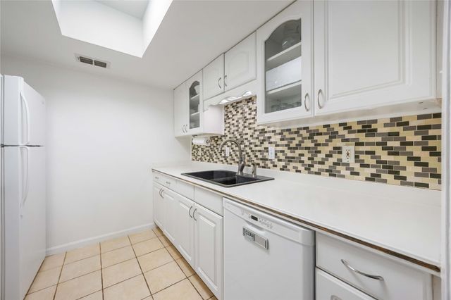 2230 S Piney Point Road 206, Houston, TX 77063