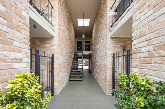 2230 S Piney Point Road 206, Houston, TX 77063