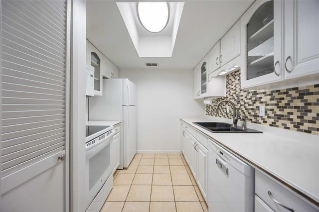 2230 S Piney Point Road 206, Houston, TX 77063