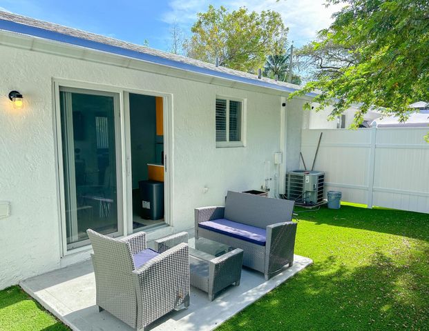 650 NE 15TH Street A - B, Fort Lauderdale, FL 33304