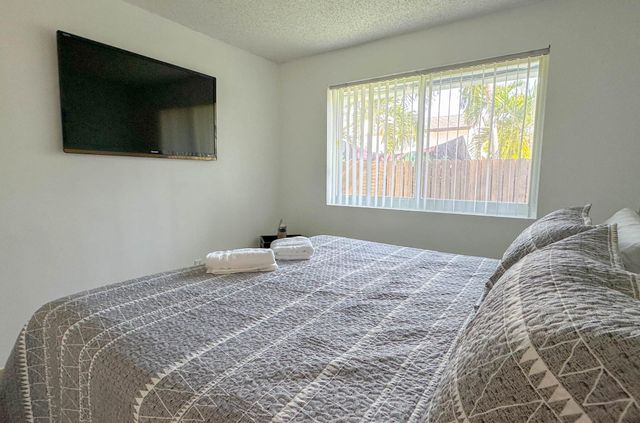 650 NE 15TH Street A - B, Fort Lauderdale, FL 33304
