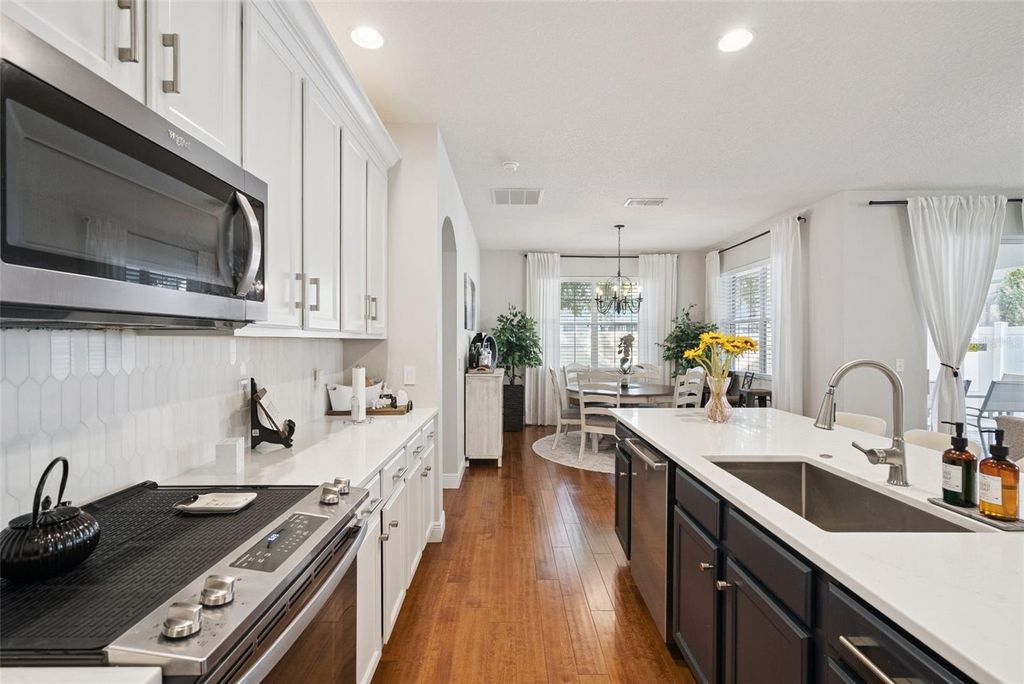 Image 18 of property listing at 10039 BAYWATER BREEZE DRIVE, Orlando, FL 32827