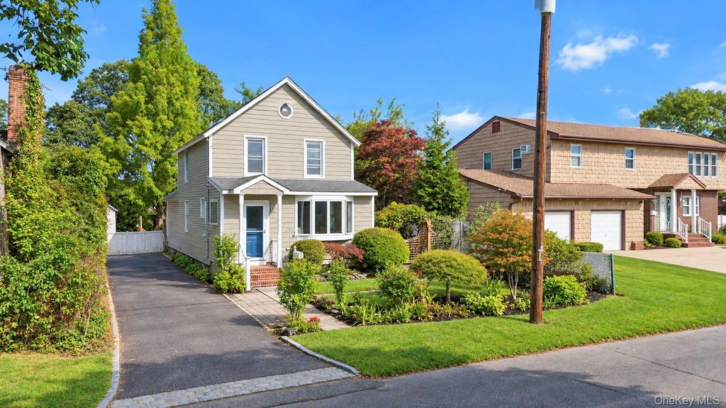 16 Grove Street, Lindenhurst, NY 11757 — exterior