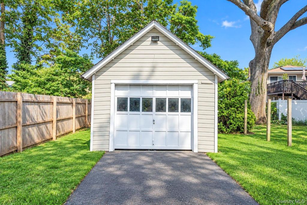 16 Grove Street, Lindenhurst, NY 11757 — photo 5