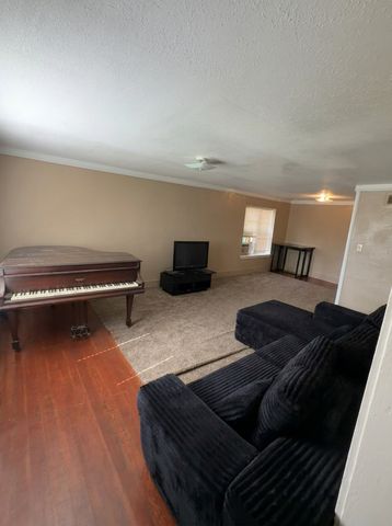 1879 N Owasso Avenue, Tulsa, OK 74106