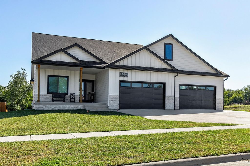 2004 Bluebell Drive, Norwalk, IA 50211