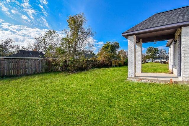 209 Silverleaf Road, Sweeny, TX 77480