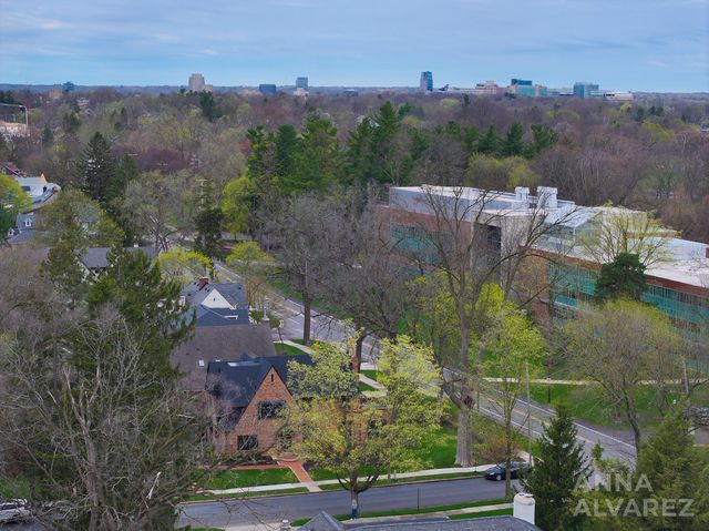 245 Briarwood Avenue SE, East Grand Rapids, MI 49506