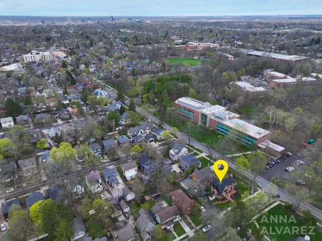 245 Briarwood Avenue SE, East Grand Rapids, MI 49506