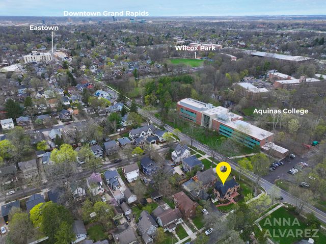 245 Briarwood Avenue SE, East Grand Rapids, MI 49506