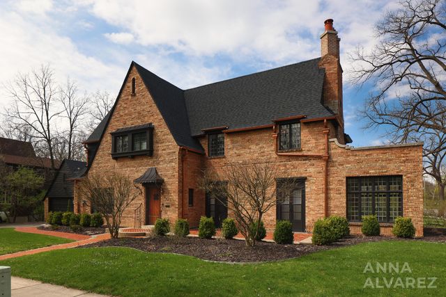 245 Briarwood Avenue SE, East Grand Rapids, MI 49506