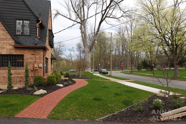 245 Briarwood Avenue SE, East Grand Rapids, MI 49506