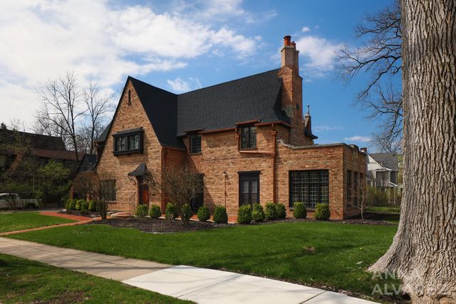 245 Briarwood Avenue SE, East Grand Rapids, MI 49506