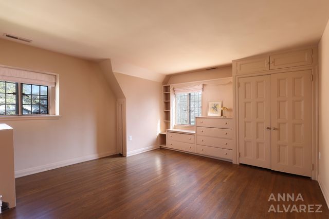 245 Briarwood Avenue SE, East Grand Rapids, MI 49506