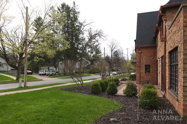 245 Briarwood Avenue SE, East Grand Rapids, MI 49506