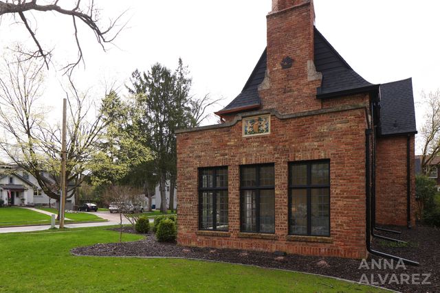 245 Briarwood Avenue SE, East Grand Rapids, MI 49506