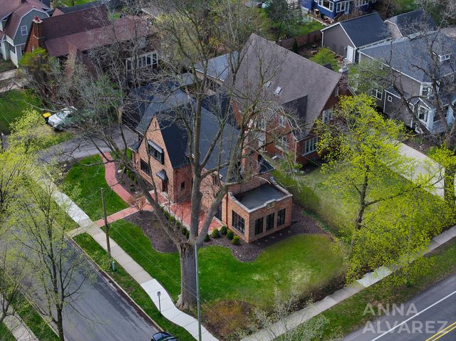 245 Briarwood Avenue SE, East Grand Rapids, MI 49506