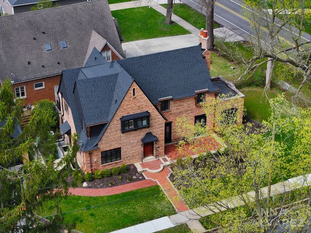 245 Briarwood Avenue SE, East Grand Rapids, MI 49506