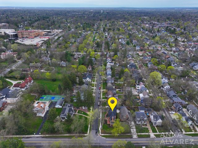 245 Briarwood Avenue SE, East Grand Rapids, MI 49506