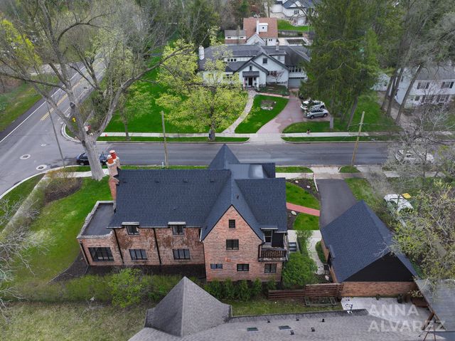245 Briarwood Avenue SE, East Grand Rapids, MI 49506