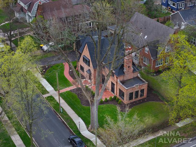 245 Briarwood Avenue SE, East Grand Rapids, MI 49506