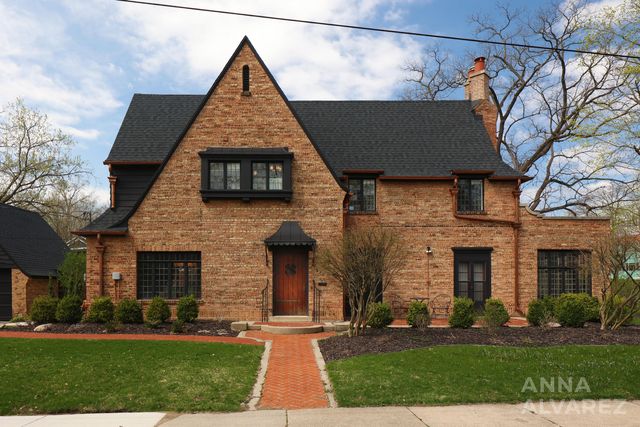245 Briarwood Avenue SE, East Grand Rapids, MI 49506