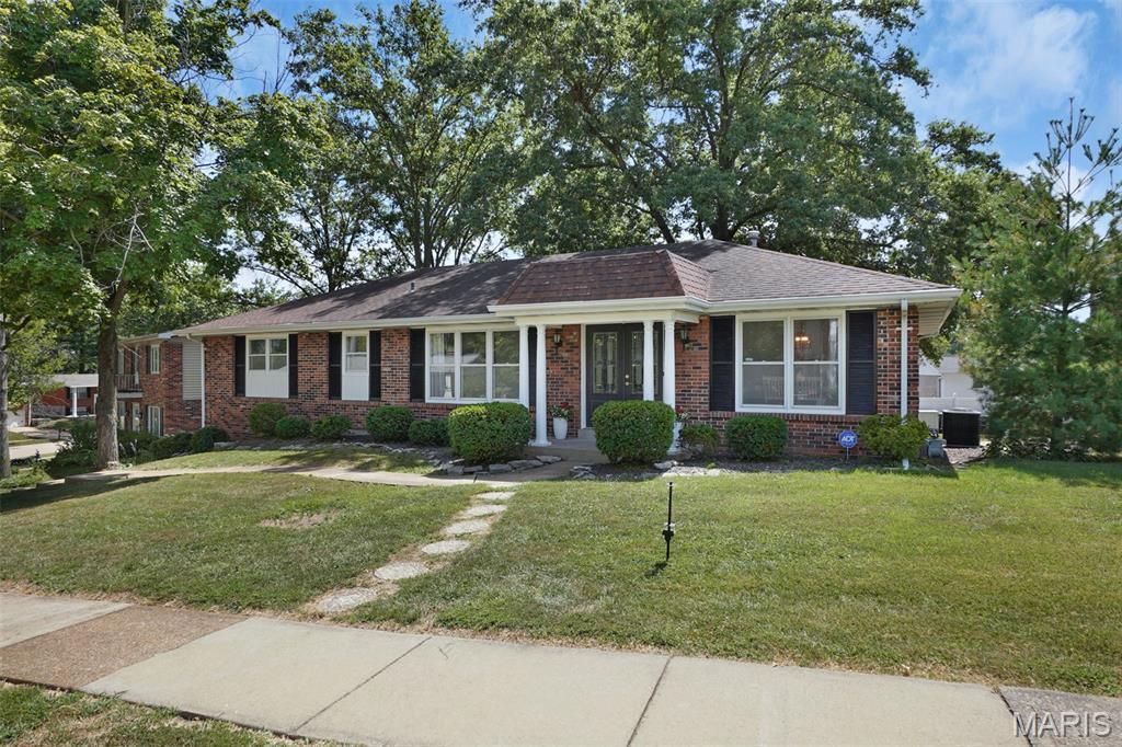 3216 Yorkchester Drive, St Louis, MO 63129