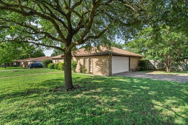 300 Travis Lane, Hewitt, TX 76643