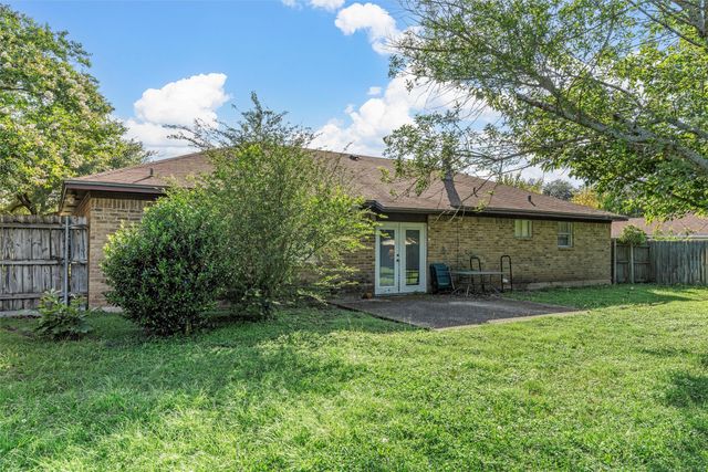 300 Travis Lane, Hewitt, TX 76643