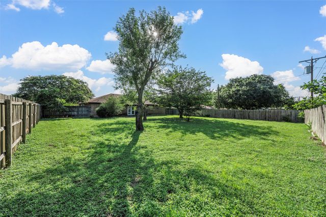 300 Travis Lane, Hewitt, TX 76643