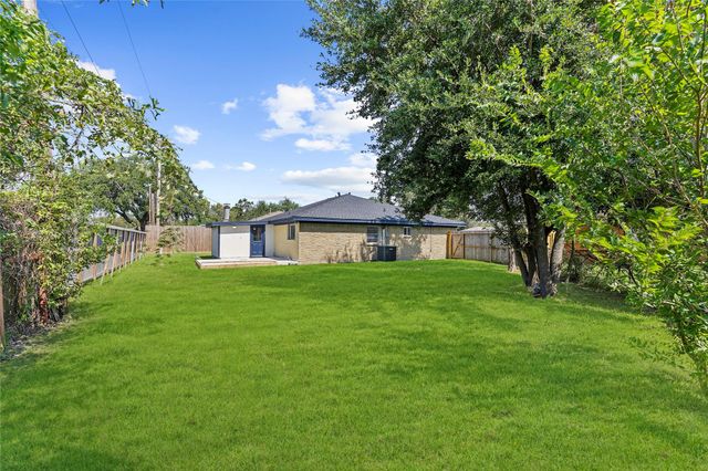 2325 15th Avenue N, Texas City, TX 77590