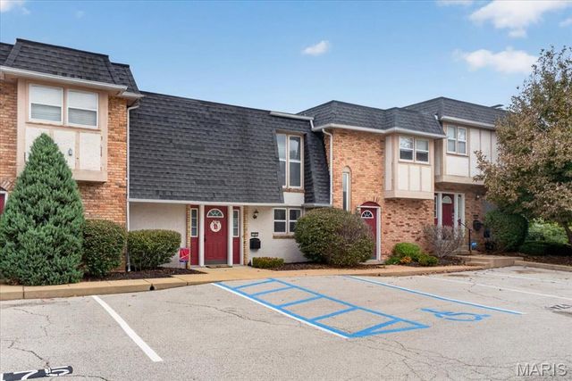 12861 Town And Four Drive 12861, Creve Coeur, MO 63141