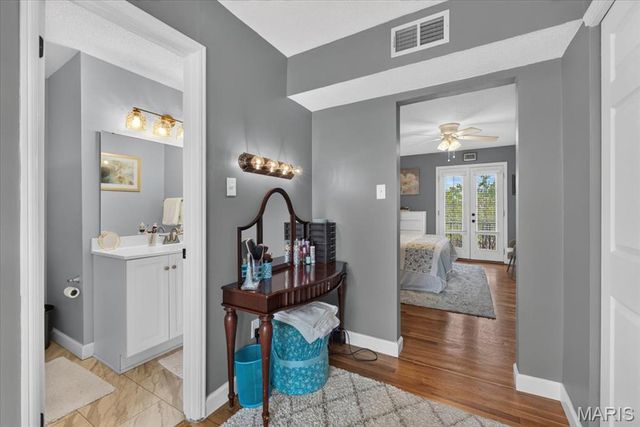 12861 Town And Four Drive 12861, Creve Coeur, MO 63141