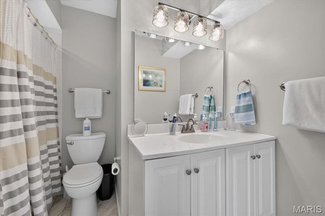 12861 Town And Four Drive 12861, Creve Coeur, MO 63141