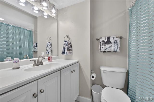 12861 Town And Four Drive 12861, Creve Coeur, MO 63141