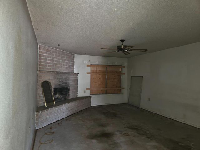 4559 E Clinton, Fresno, CA 93703