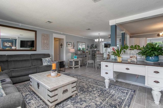 1 Arapaho Dr, Pensacola, FL 32507