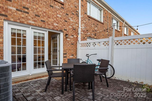 1318 Green Oaks Lane, Charlotte, NC 28205