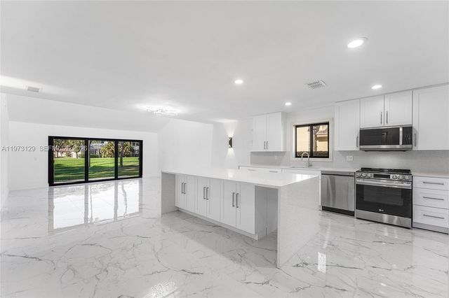 2007 Deer Creek Woodlands Way, Deerfield Beach, FL 33442